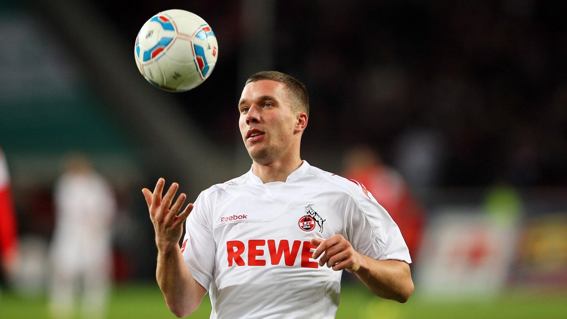 开云体育世界杯-年度焦点之战，魔术全面压制雄鹿，青春风暴席卷东部